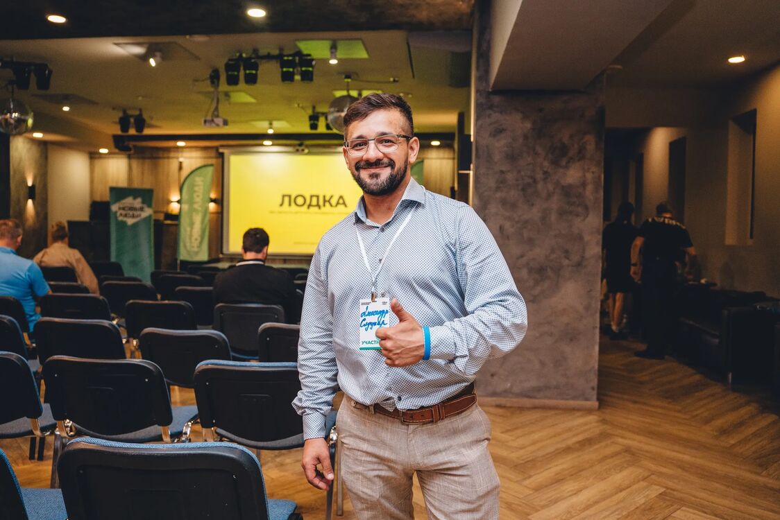  47980430  Alexander, 38 ,    -