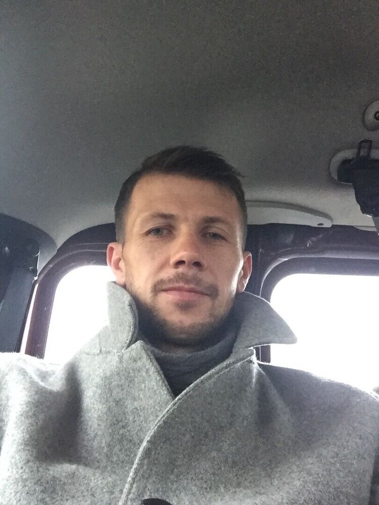 20933160  Igor, 42 ,    