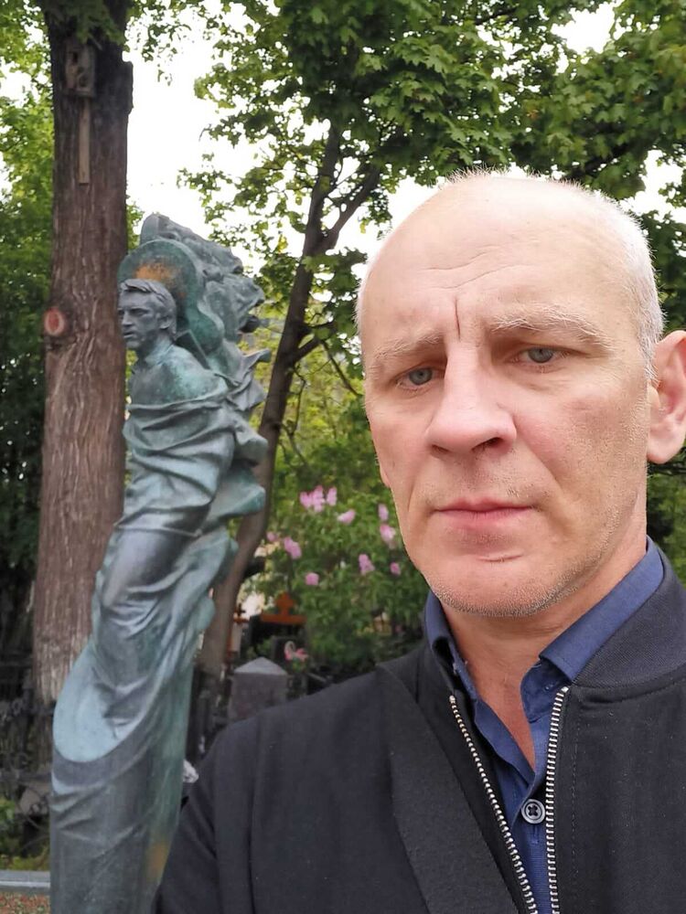  51797360  Viktor, 49 ,    