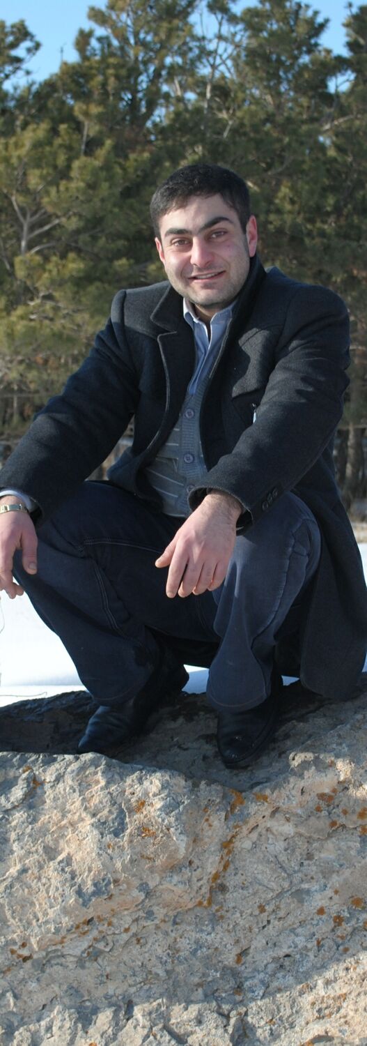 46887300  David, 33 ,    
