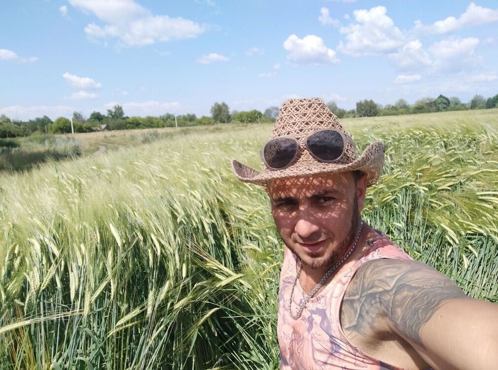  ,   Grisha, 42 ,   ,   