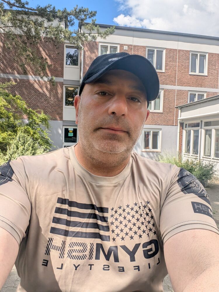  52605160  Feras, 47 ,    