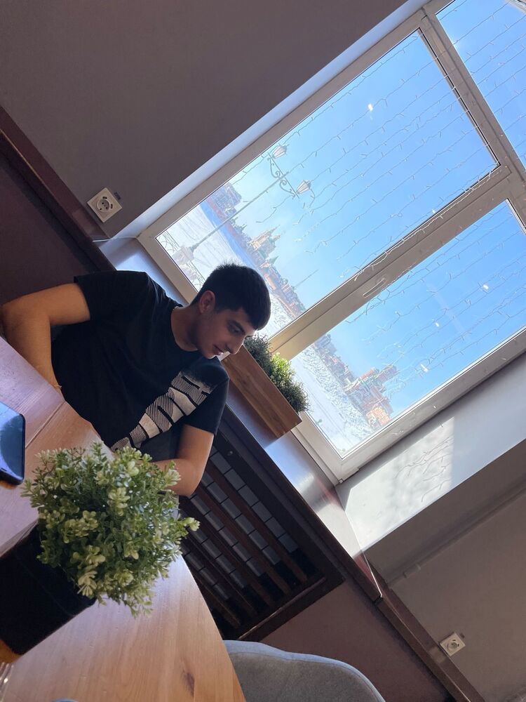  54294350  Nikolai, 20 ,    -