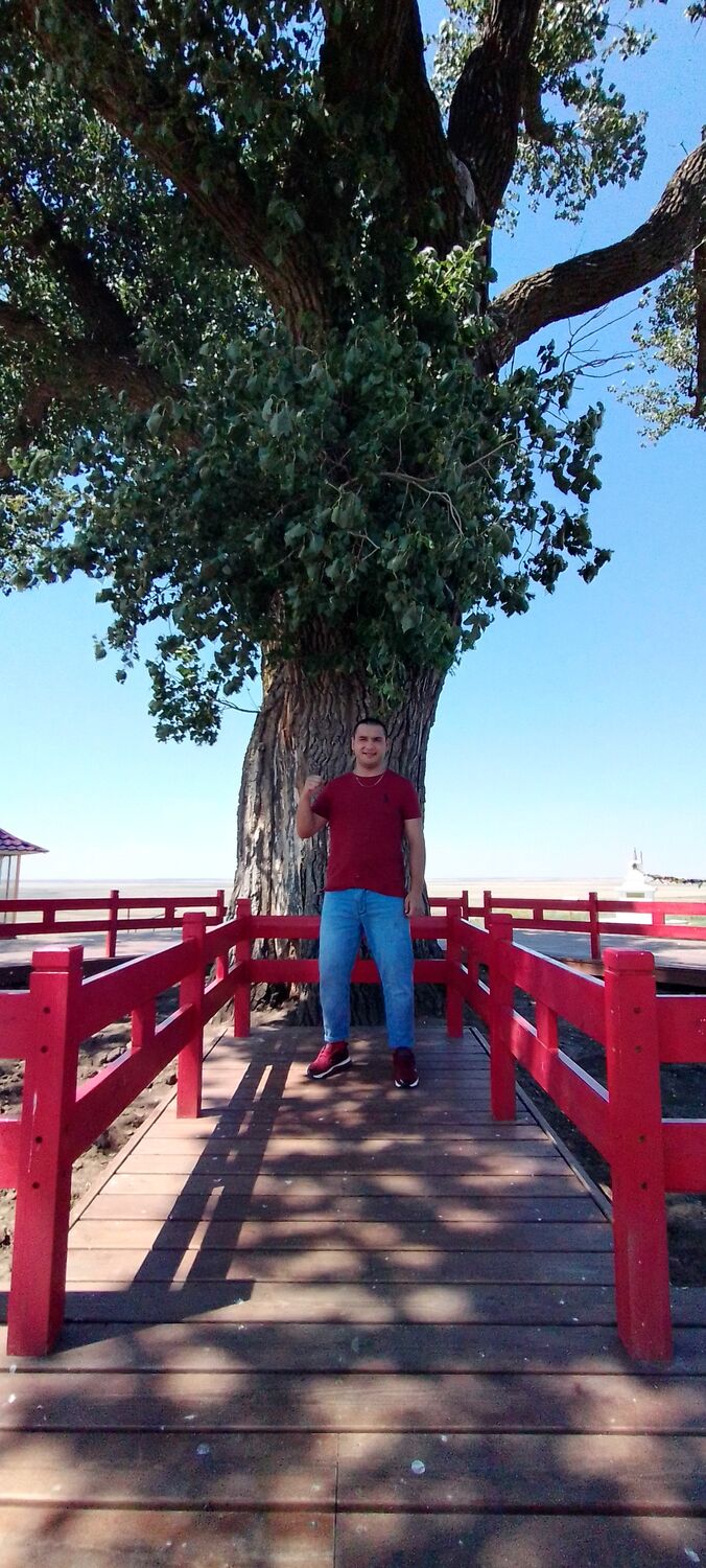  38013890  Denis, 25 ,    