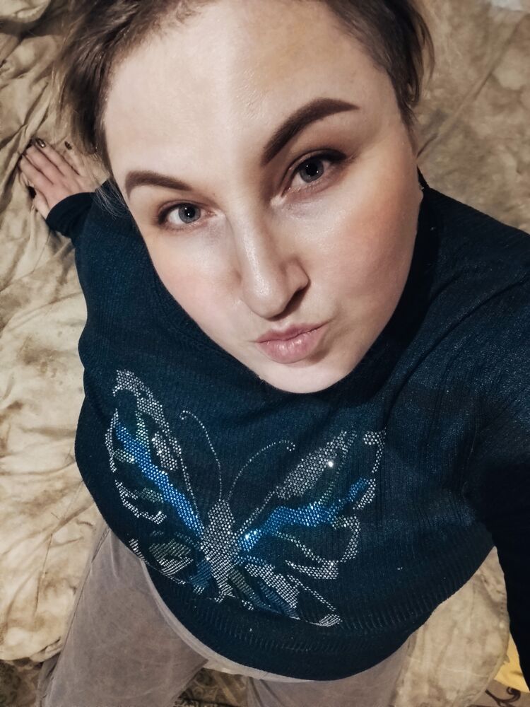 48713840  Elena, 38 ,    