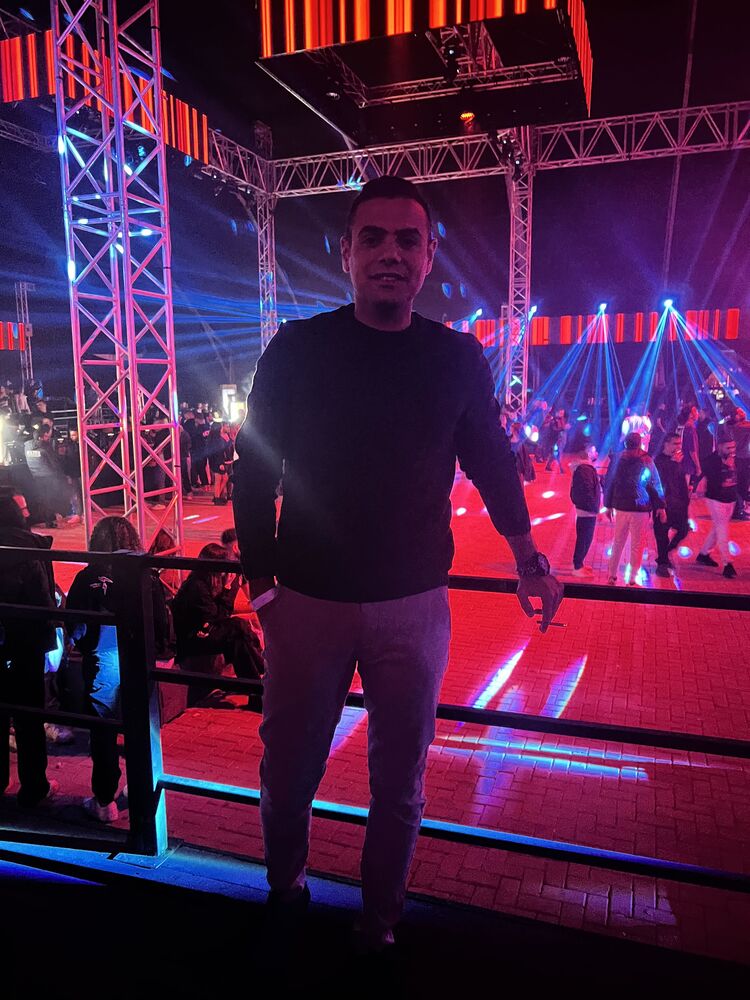  42489490  Karim fahmy, 34 ,    