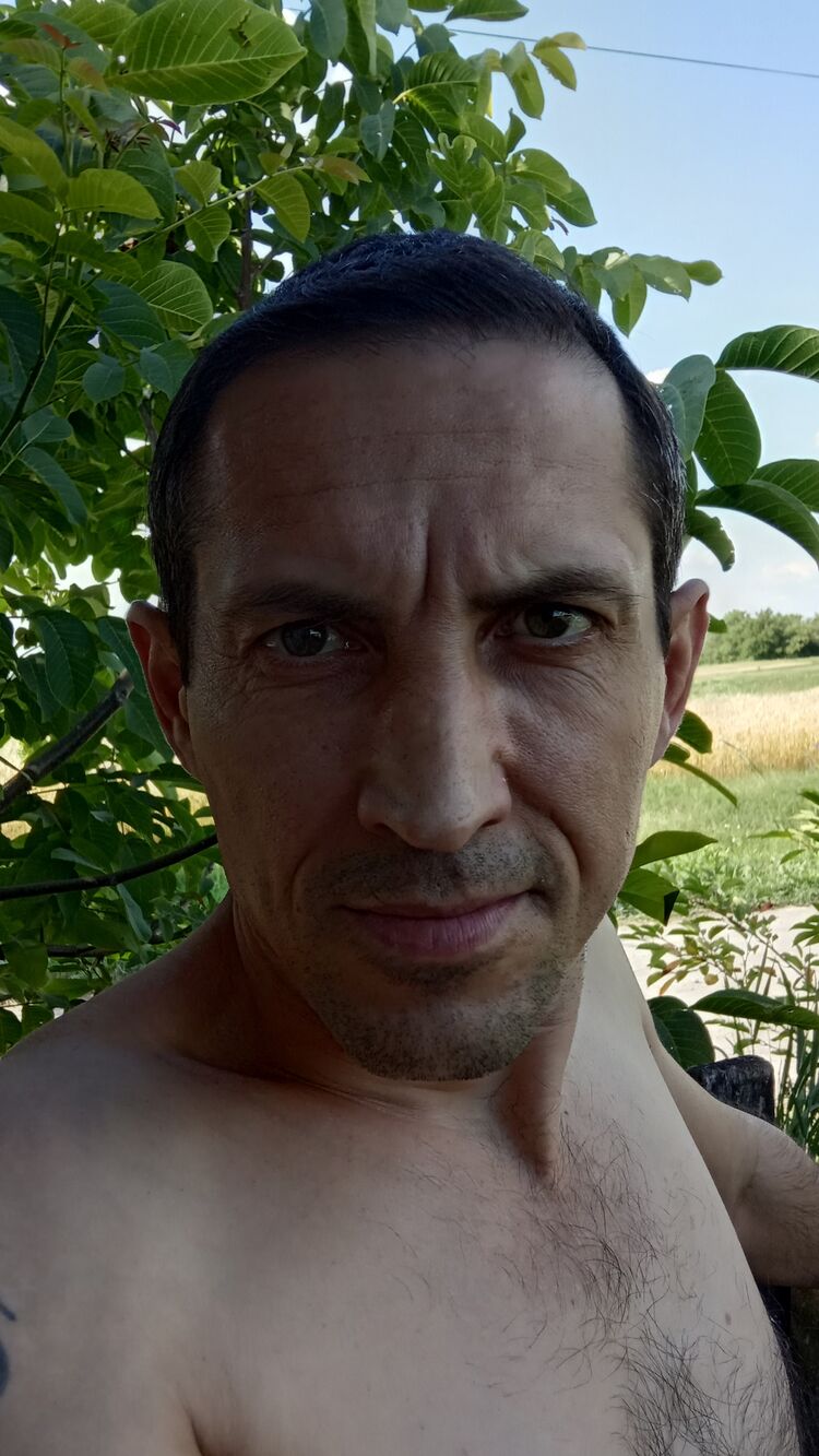  24519590  Dima, 46 ,    