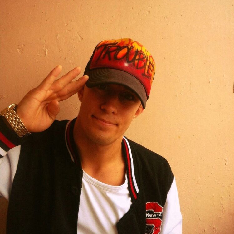  10333490  Ruslan, 38 ,    