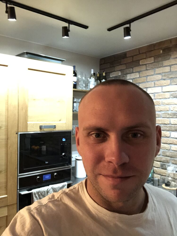  31170230  Anton, 37 ,    