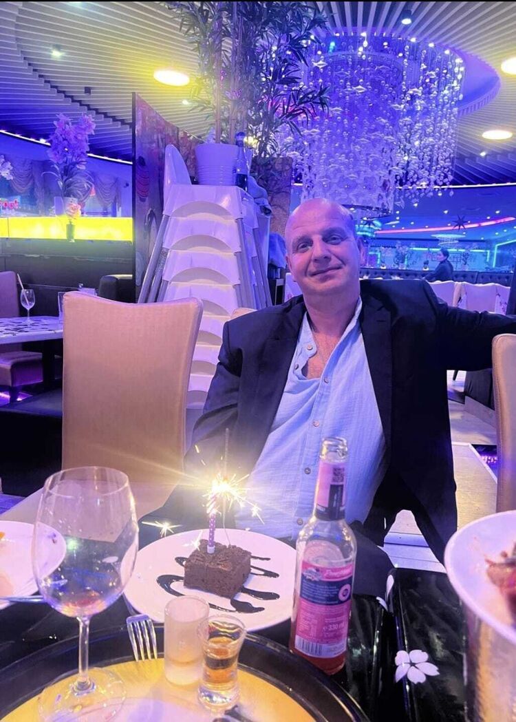  53282490  Viktor, 45 ,    