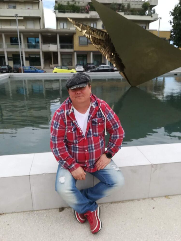  34680740  Artur, 54 ,    
