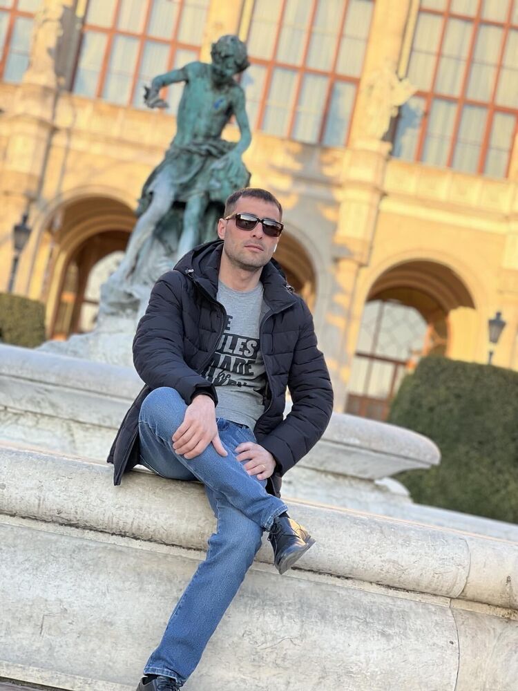  ,   Vahan, 37 ,  