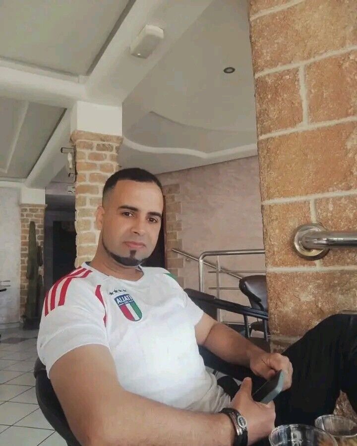  54691640  Tarik, 40 ,    