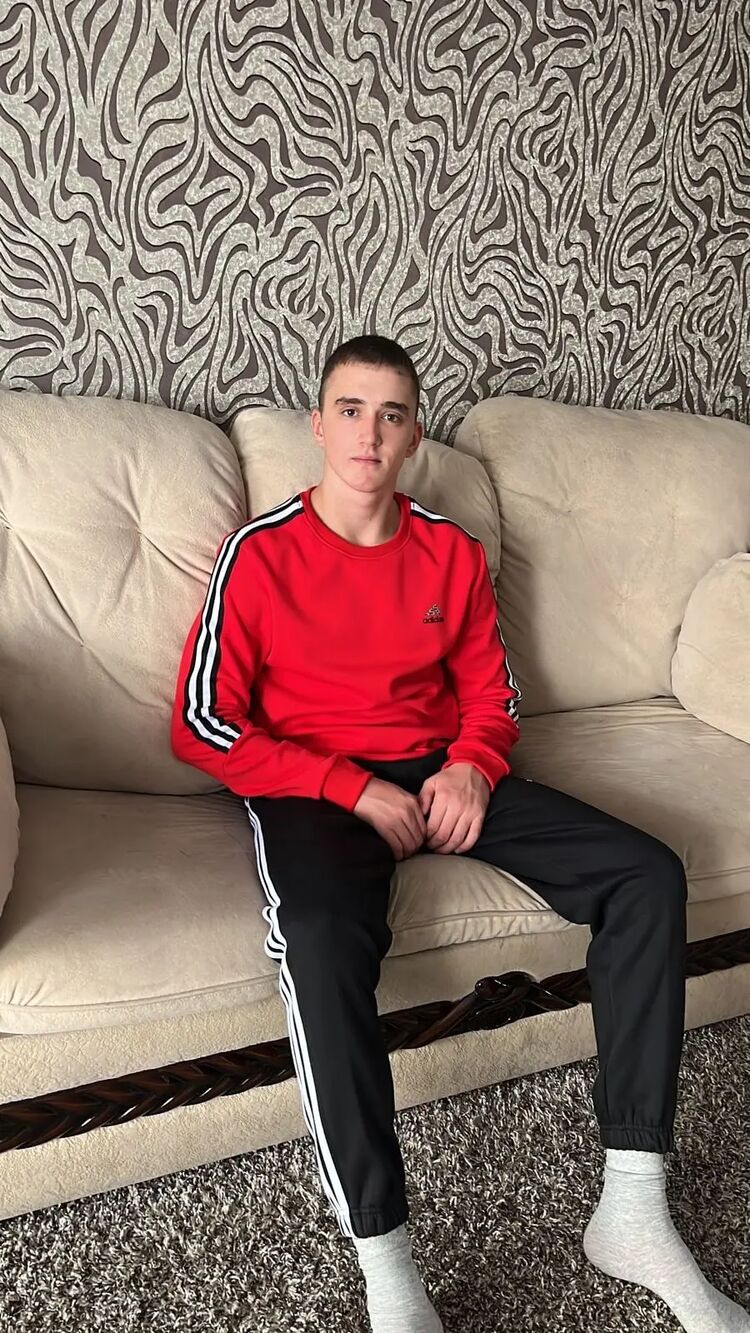  33330850  Denis, 21 ,    