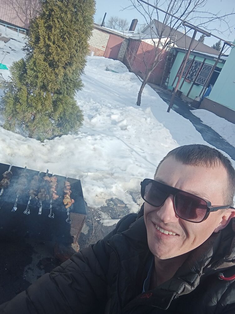  46931040  Viktor, 35 ,    