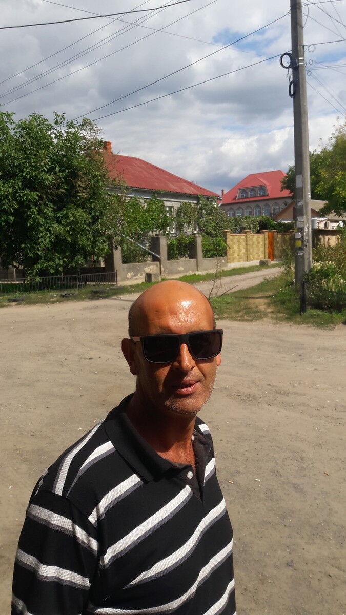  10323430  Karim, 49 ,    