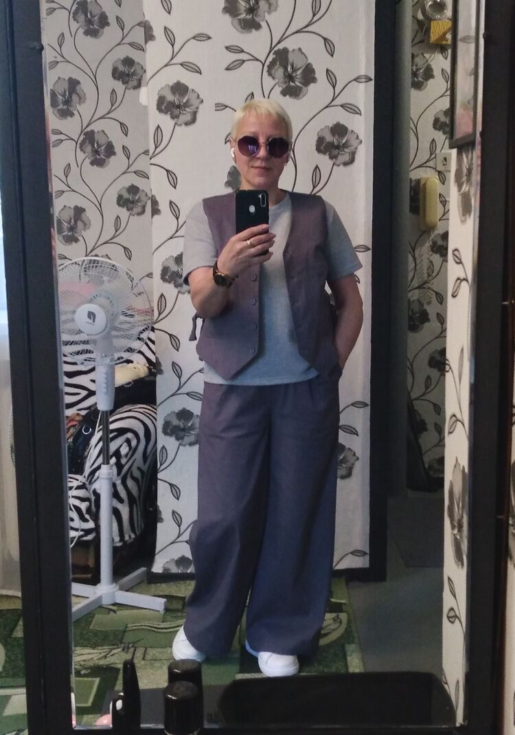  54389910  Larisa, 52 ,    