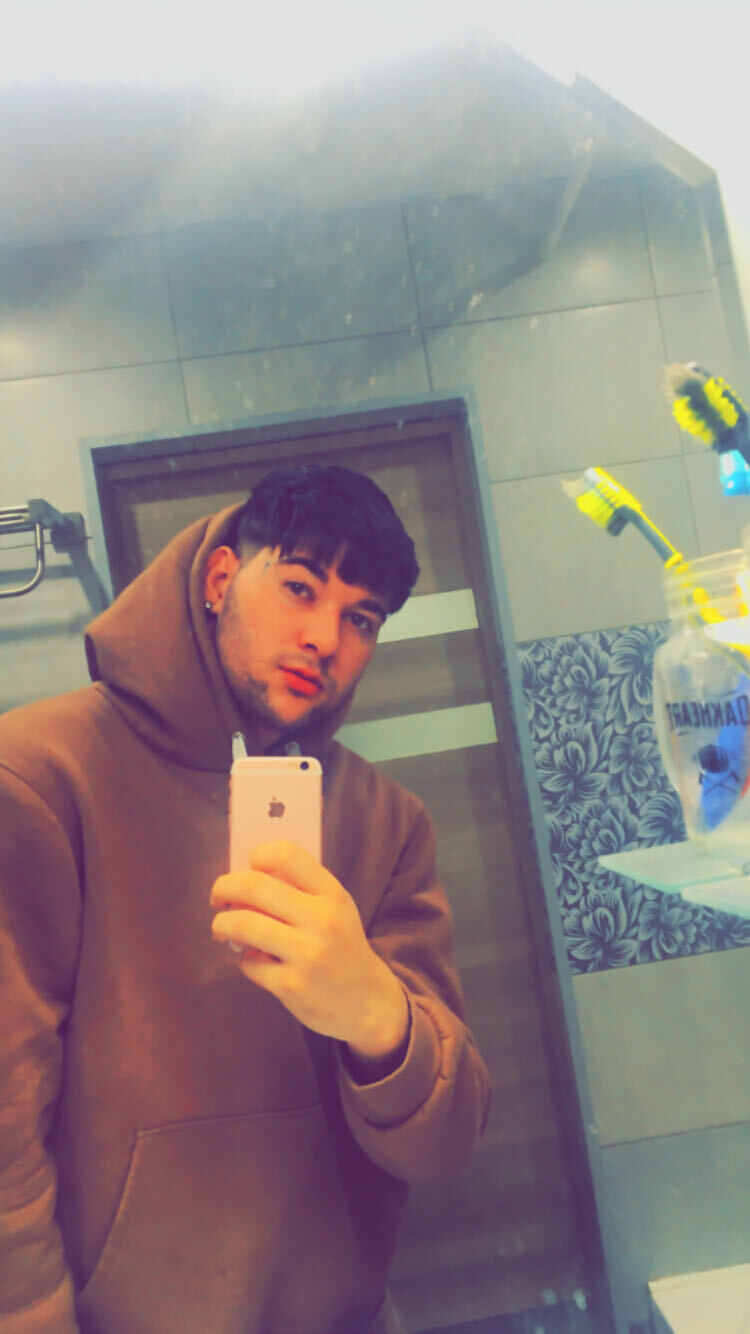  33978290  Jonathan, 22 ,    