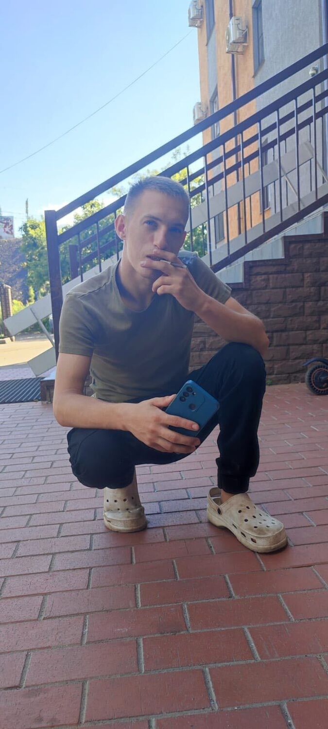  46030760  Dmetri, 20 ,    