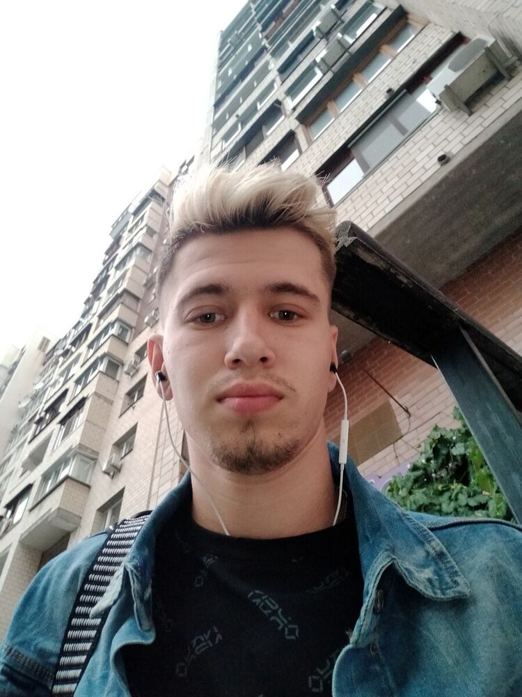  21097470  Vlad, 28 ,    