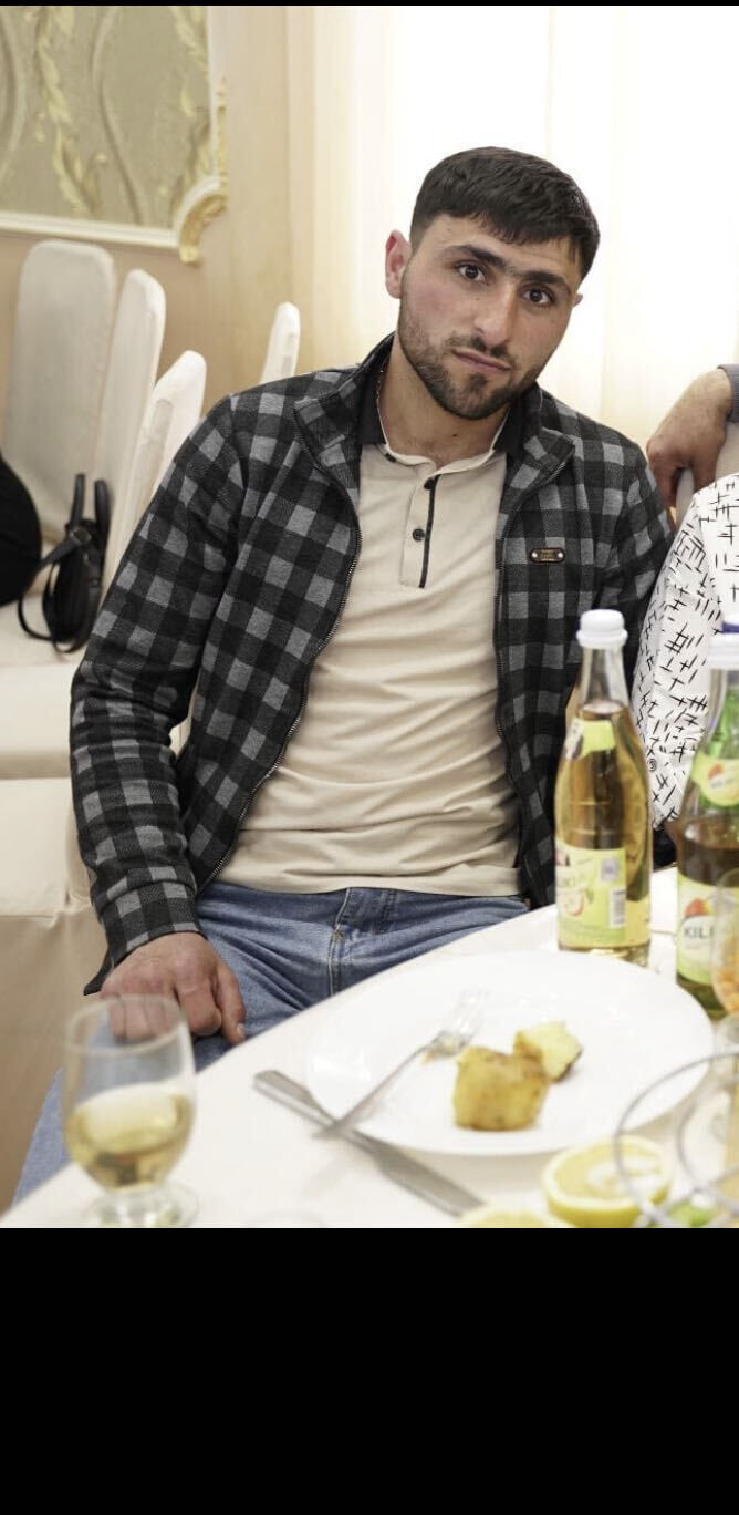  26931870  Narek, 28 ,    