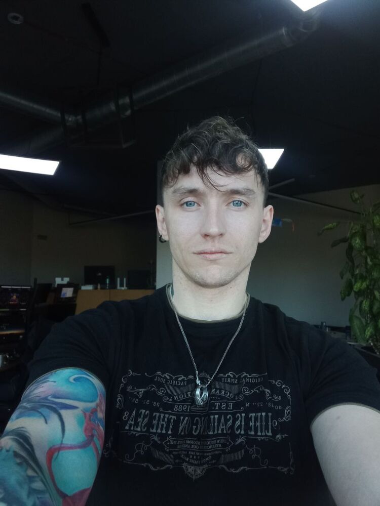  ,   Viktor, 31 ,  