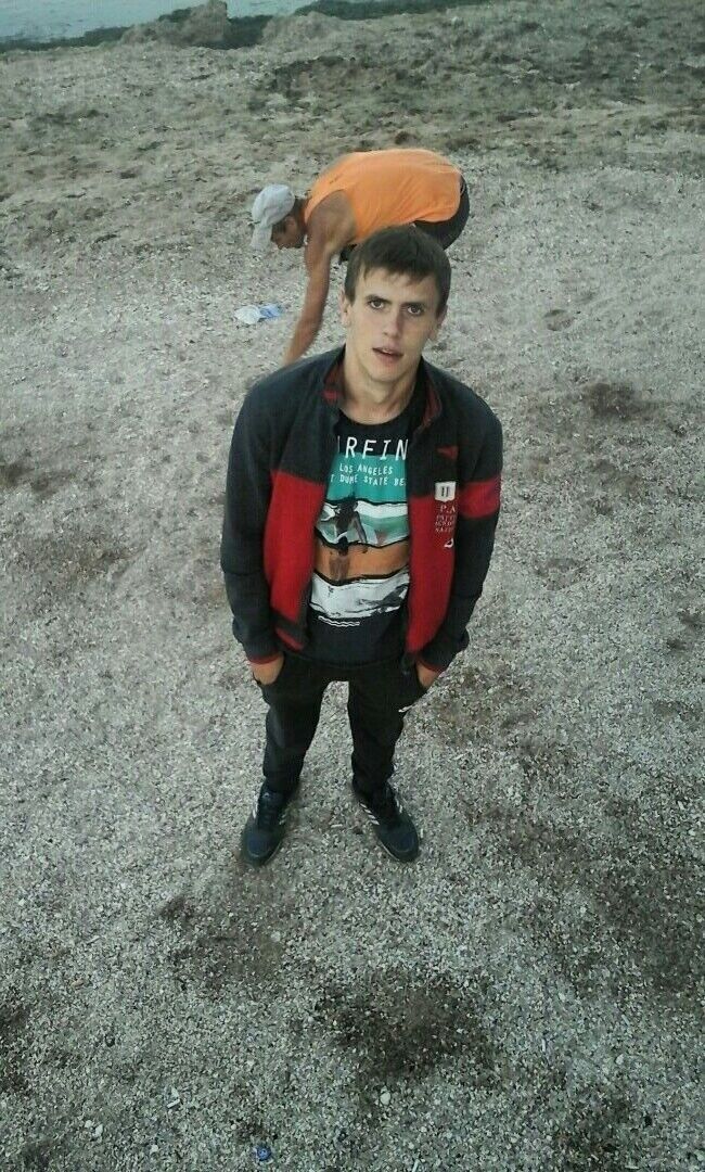  14709900  Viktor, 28 ,    