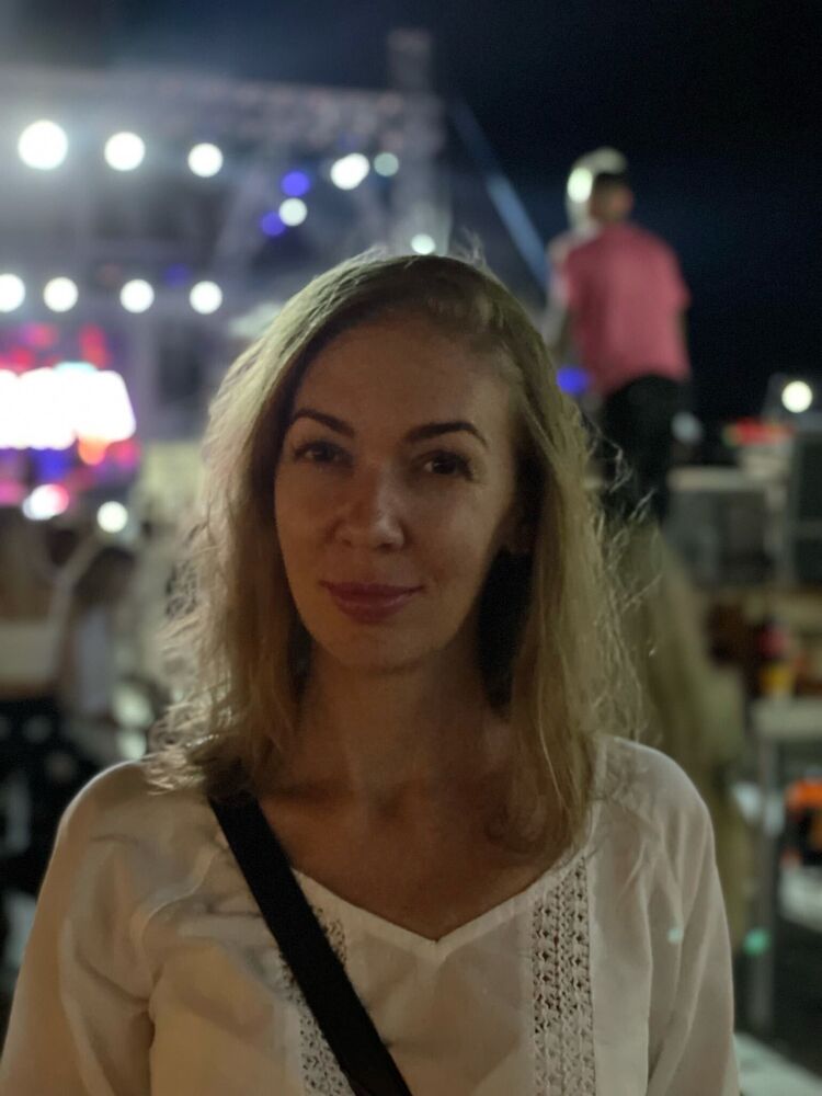  ,   Viktoria, 40 ,   c 
