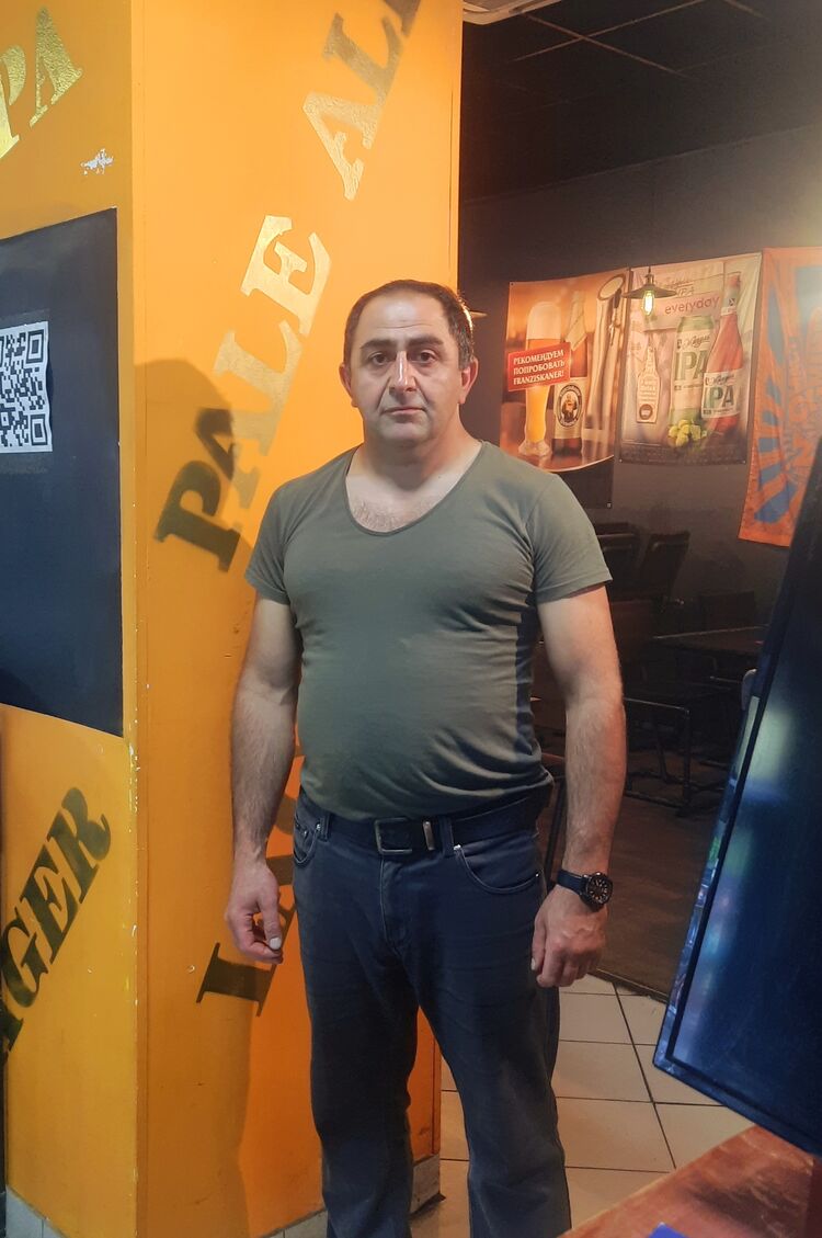  44029630  Leon, 42 ,    