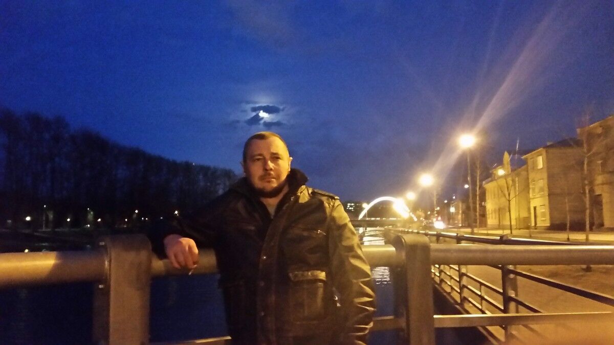  9330200  Dmitri, 47 ,    