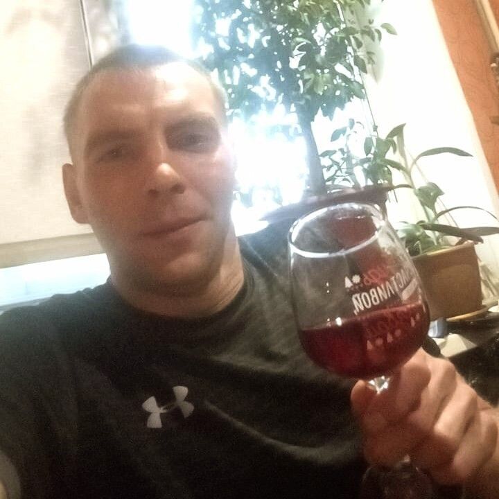  53385390  VIKTOR, 37 ,     