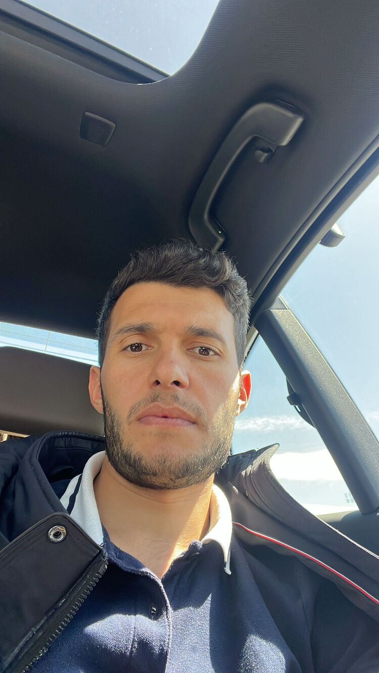  53207450  Karll, 26 ,    