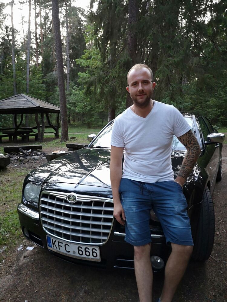  17272450  Pavel, 33 ,    