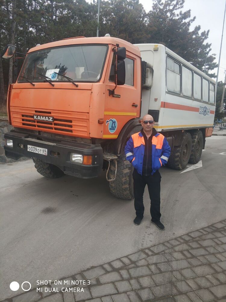  40073570  Konstantin, 48 ,    