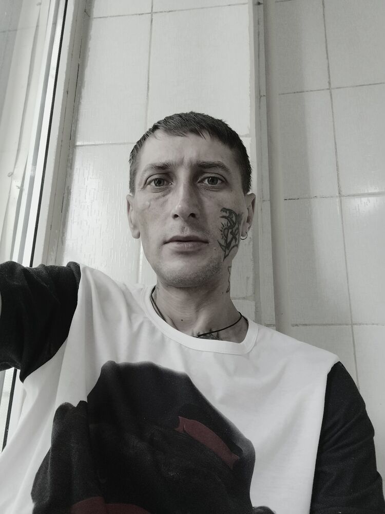  36415600  Adam, 40 ,    
