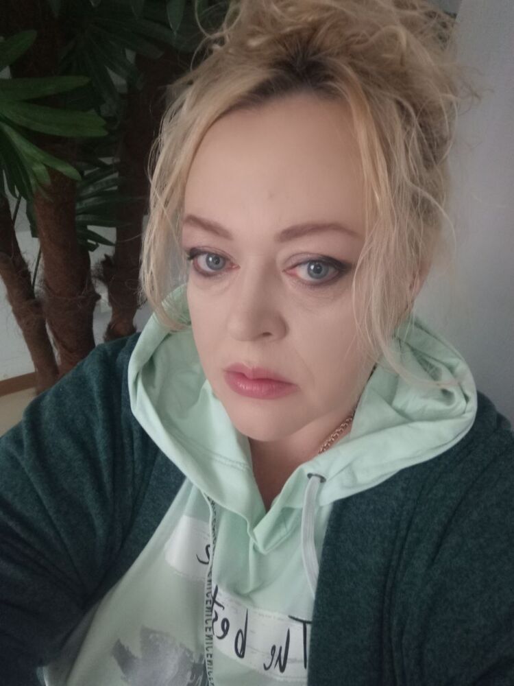  ,   Viktoria, 49 ,   ,   