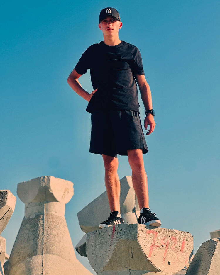  49310130  Valentin, 22 ,    