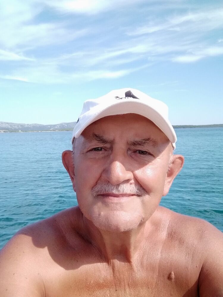  21796160  Anton, 74 ,    