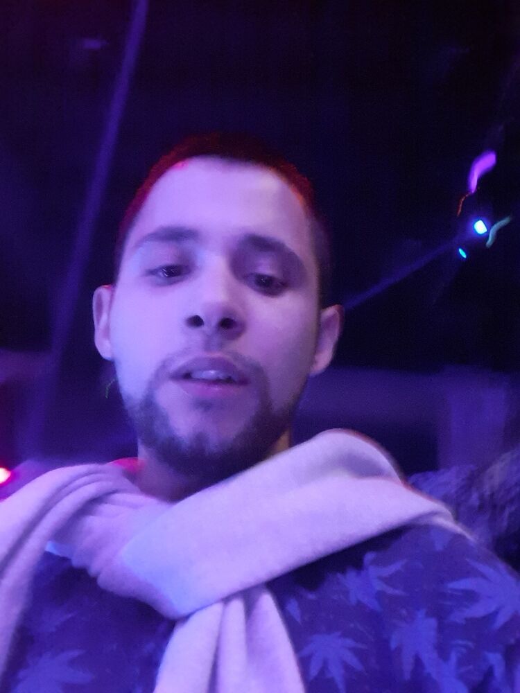  31355180  Denis, 26 ,    