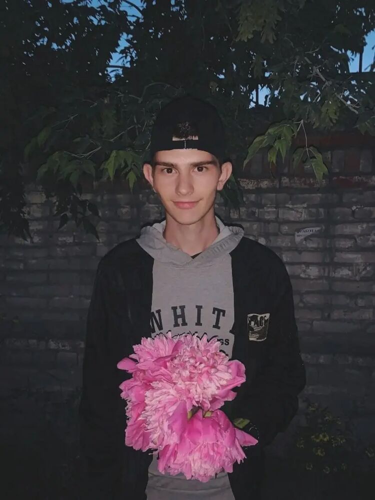  32132520  Victor, 21 ,    