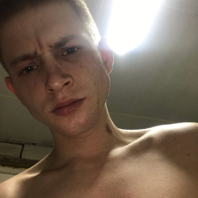  32946590  Viktor, 24 ,    
