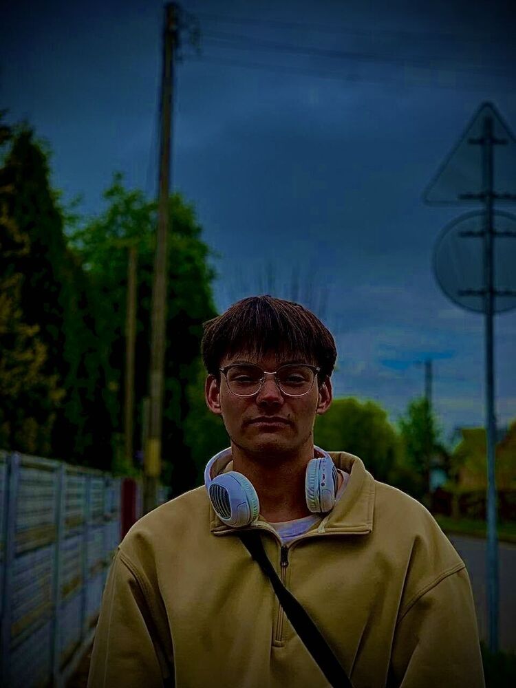  53999400  Artem, 18 ,    