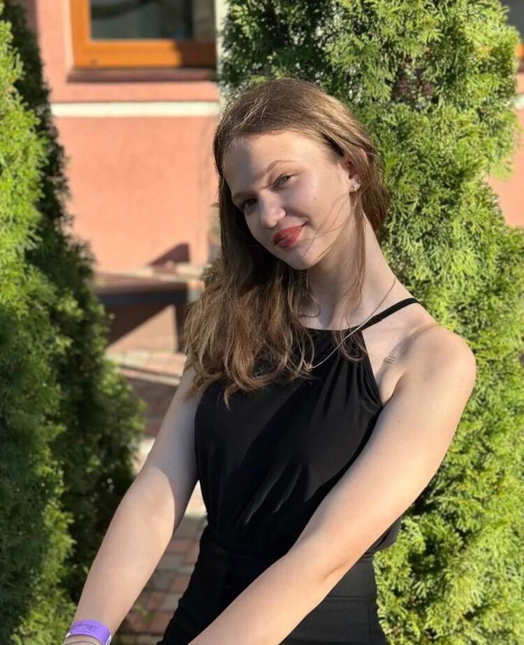  -,   Angelina, 19 ,   ,   