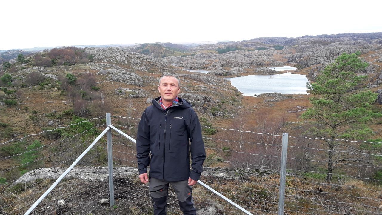  33241660  Sergej, 48 ,    
