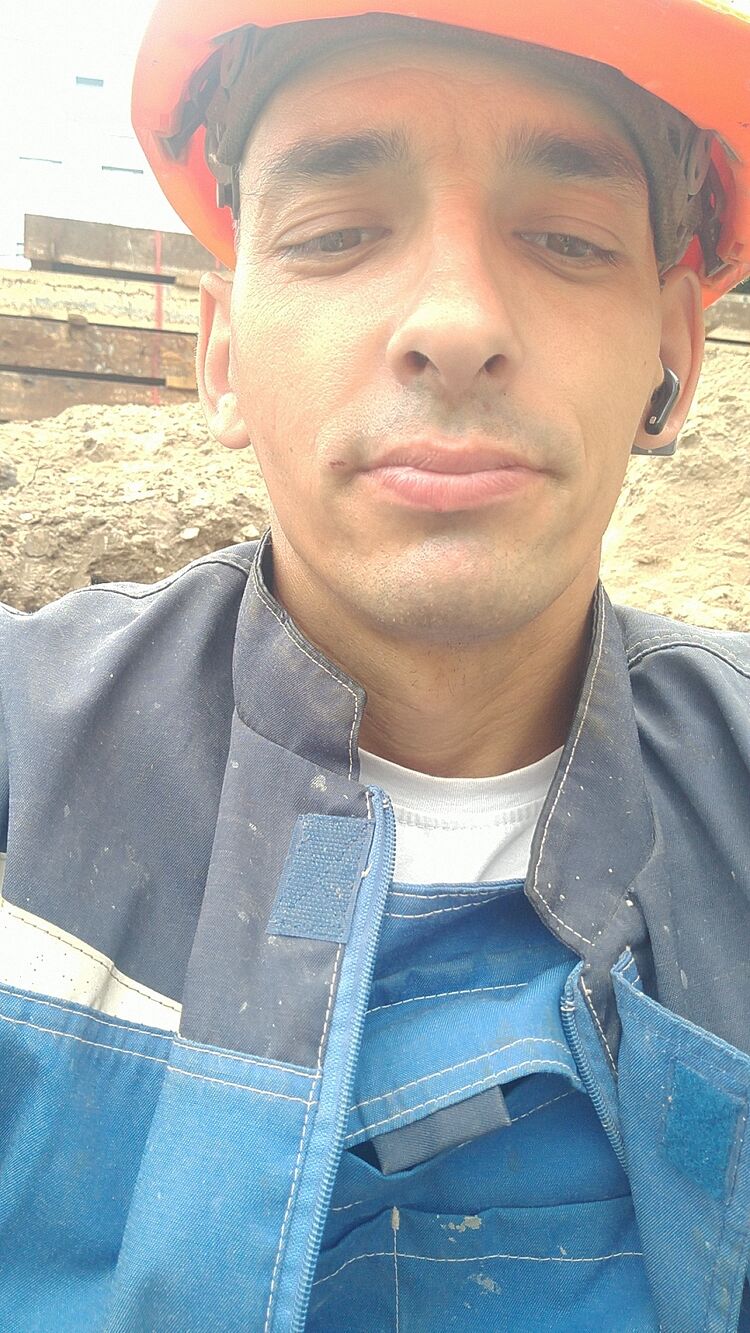  35272840  Mikhail, 41 ,    
