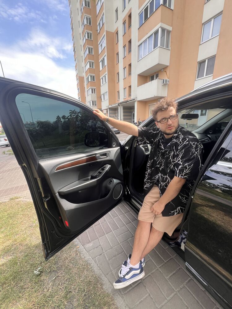  54600390  Vladislav, 28 ,    