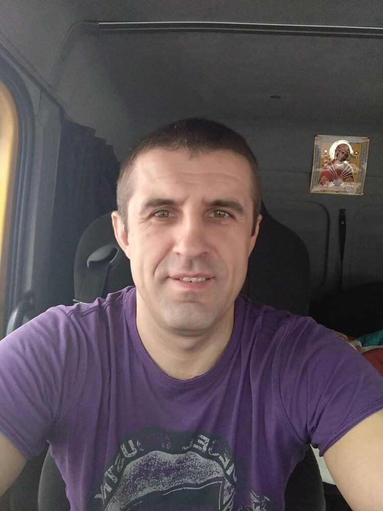  15353710  Vitalii, 44 ,    