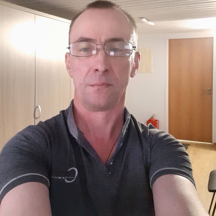  26658220  Viktor, 51 ,    