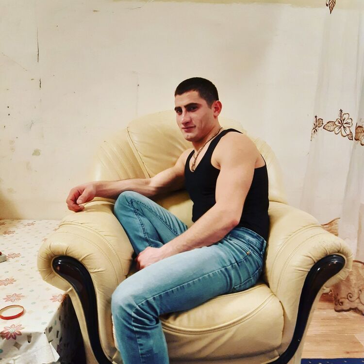  18961550  Narek, 31 ,    