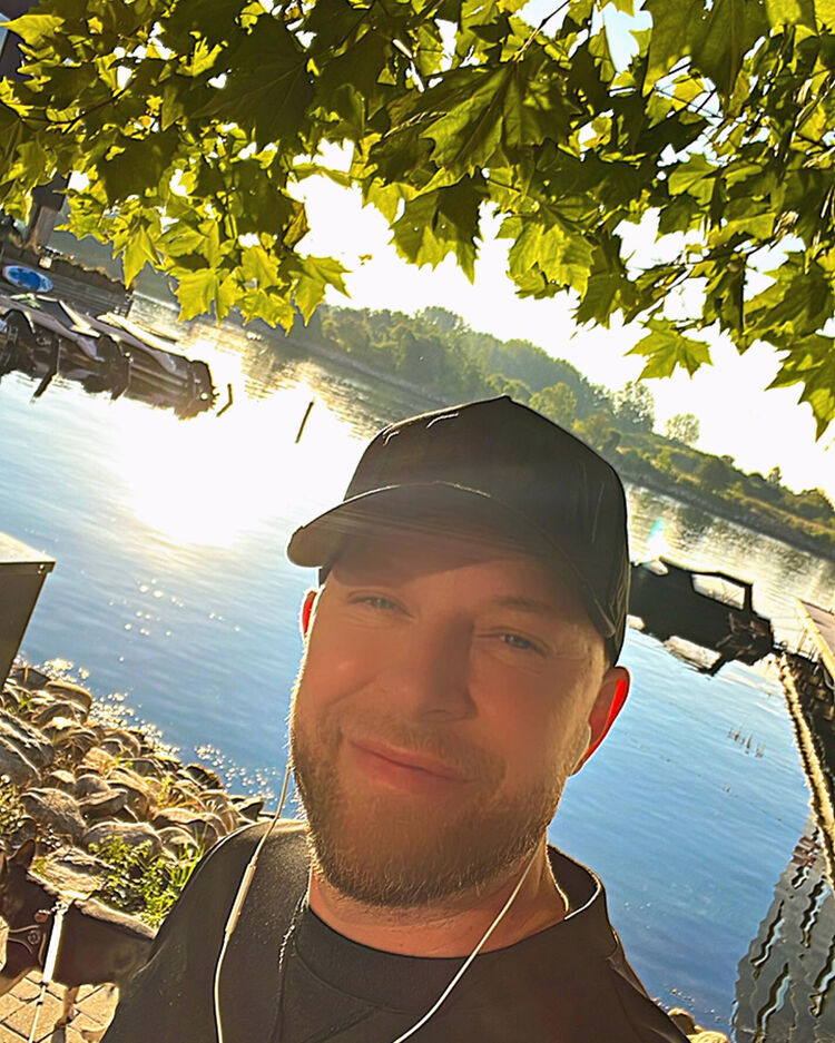  53977470  Denis, 38 ,    